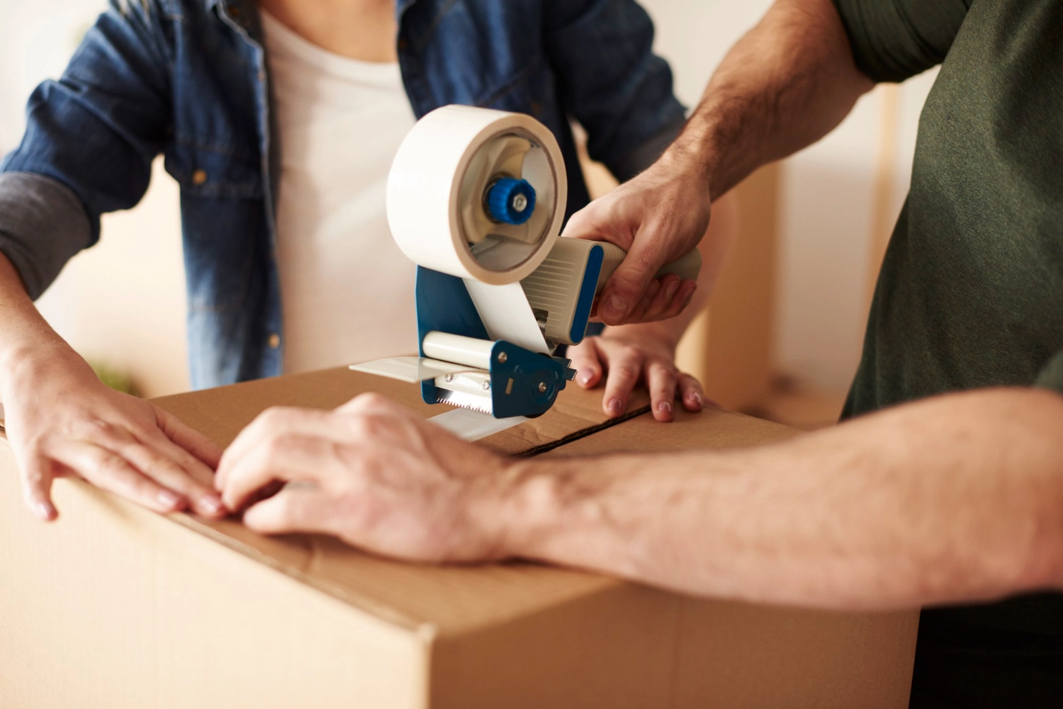 gros-plan-mains-humaines-collant-cartons